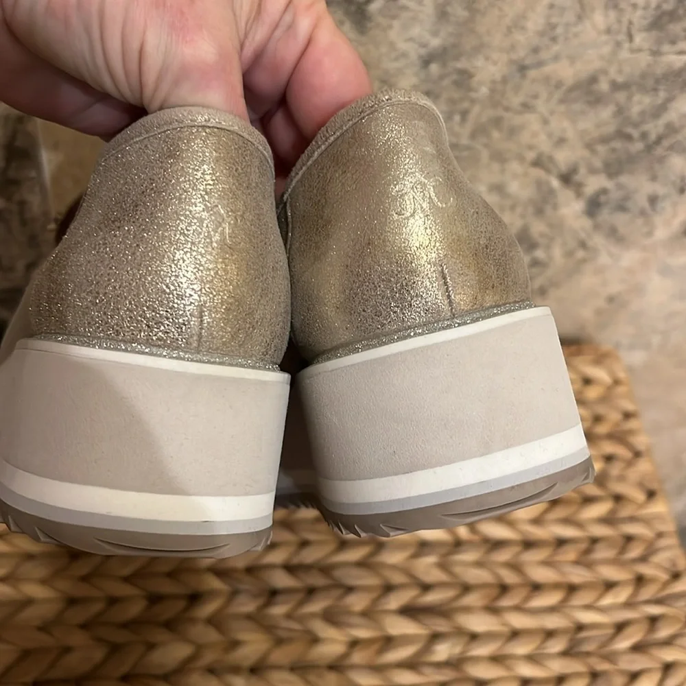 New Johnston & Murphy Gracelyn Tassel Loafer, size 8.5 M. Gold, silver, white. - Picture 9 of 9